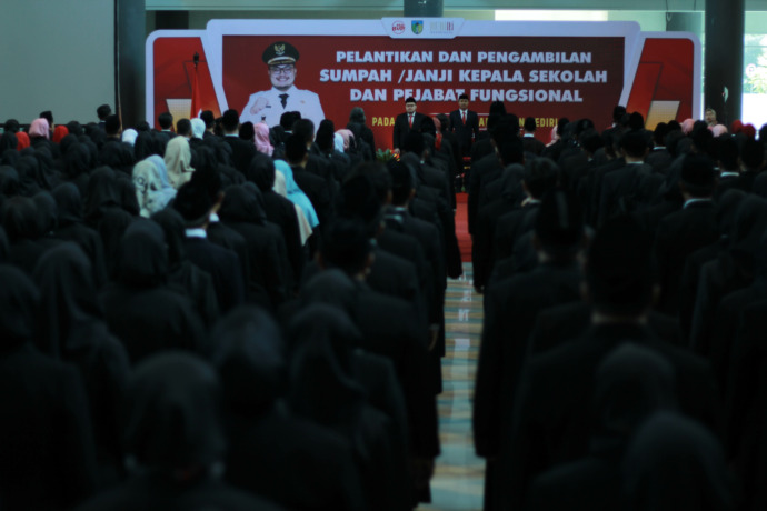 CEGAH BULLY: Bupati Hanindhito Himawan Pramana melantik ratusan pegawai fungsional dan kepala sekolah di Convention Hall. Mereka diminta aktif mencegah praktik bullying di sekolah. (Foto: Andhika Attar)