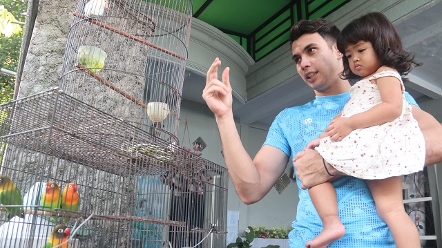 PULANG KAMPUNG: Kiper Timnas Nadeo mengajak anaknya bermain burung di rumahnya Desa Tawangsari, Kecamatan Wates. (Foto: Karen Wibi)