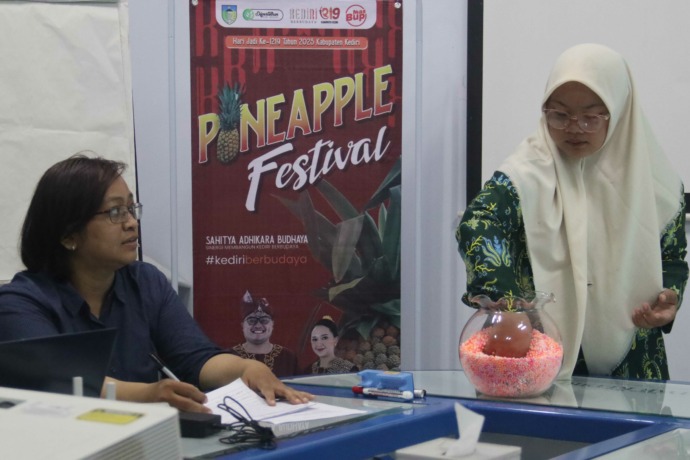 FOKUS: Para peserta Pineapple Cooking Competition saat sedang mengikuti technical meeting yang berada di Kantor Radar Kediri kemarin (3/5). (Foto: Karen Wibi)
