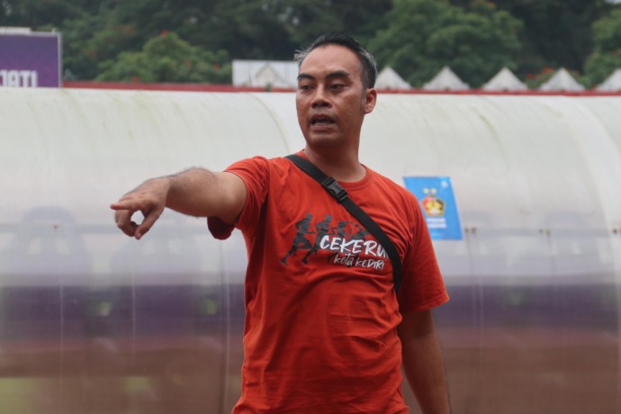 FOKUS: Edy Jakariya melatih atlet yang tergabung dalam tim atletik KONI Kota Kediri di Stadion Brawijaya Kamis sore (11/5). (Foto: Karen Wibi)