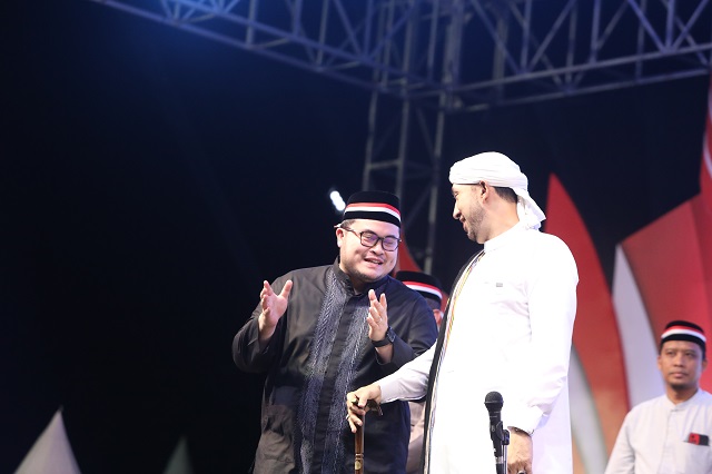 DOAKAN KEDIRI: Bupati Hanindhito Himawan Pramana (kiri) berbincang bersama Habib Ali Zainal Abidin Assegaf jelang salawat dan Tausiah Kebangsaan di lapangan SLG tadi malam. Foto kanan, Bupati Dhito, Habib Ali, dan Gus Kautsar memimpin salawat yang diikuti