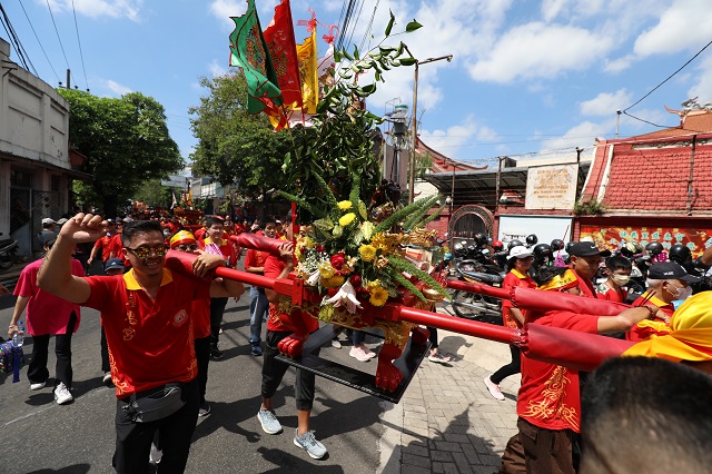 MERIAH: Para peserta kirab ritual HUT YM Mazu Tian Shang Sheng Mu melintas di Jalan Dhoho, Kota Kediri kemarin (14/5). (Foto: Wahyu Adji/JPRK)