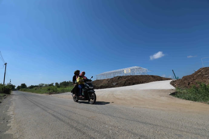 MEGAPROYEK: Rekanan mulai melakukan pemadatan lahan dan tahap persiapan untuk membangun Stadion Kediri di Desa Bulusari, Tarokan, kemarin. (Foto: Wahy Adji)