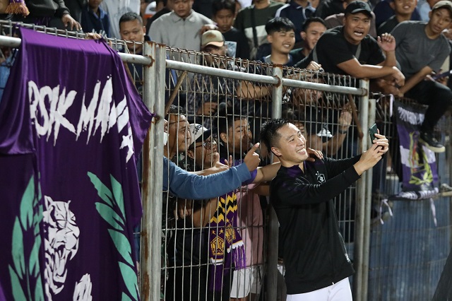 RAMAH: Kapten Persik Kediri Artur Irawan berfoto bersama Persikmania usai pertandingan melawan Persikabo. (Foto: Wahyu Adji/JPRK)