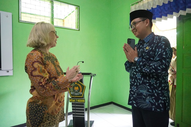 SINERGI: Kepala MTsN 7 Kediri, Abas Shofwan S.Pd M.Pd.I bersama Country Director Peace Corp Indonesia, Christy Scoot.