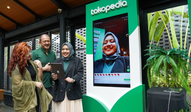 KEREN: Founder Kriwil Indonesia Gracia Indriani bersama Head of Marketing Jacquelle, Budi Thomas, dan Category Strategic Partnership Senior Lead Tokopedia, Azzahra Rahmani Ali sedang mencoba fitur Augmented Reality (AR) yang kini hadir di Tokopedia.