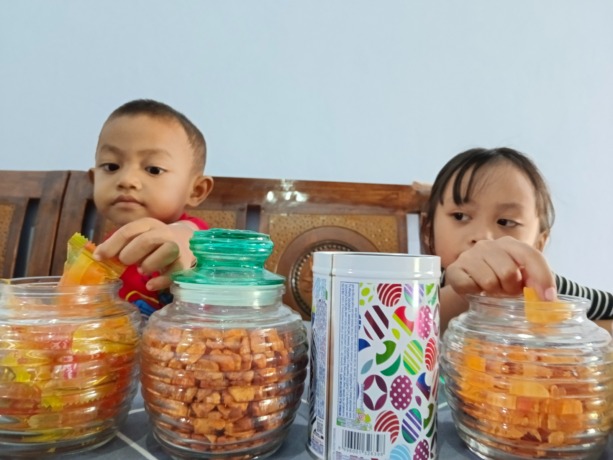 BERKAH IDUL FITRI: Berbagai macam kue disediakan di rumah untuk tamu halal bihalal. Anak-anak lebih suka memilih permen. (Foto: Oktavia Rahajeng)