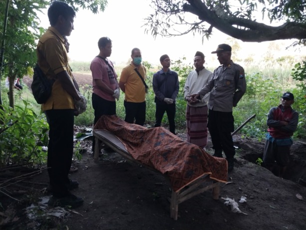 AKHIRI HIDUP: Petugas kepolisian berada di lokasi pemakaman warga yang meninggal gantung diri di Dusun Sugihwaras, Desa Klanderan, Kecamatan Plosoklaten.(Foto: Polsek Plosoklaten For JPRK)