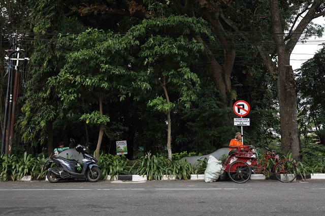 MELANGGAR: Sejumlah motor diparkir di depan Hutan Jayabaya yang merupakan area larangan parkir kemarin. (Foto: Wahyu Adji)