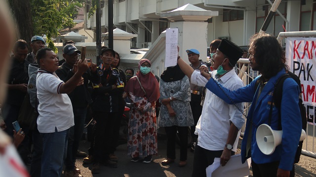 SALURKAN ASPIRASI: Warga Perumahan Persada Sayang dan mahasiswa yang tergabung dalam PMII melakukan unjuk rasa di halaman depan Balai Kota Kediri kemarin.