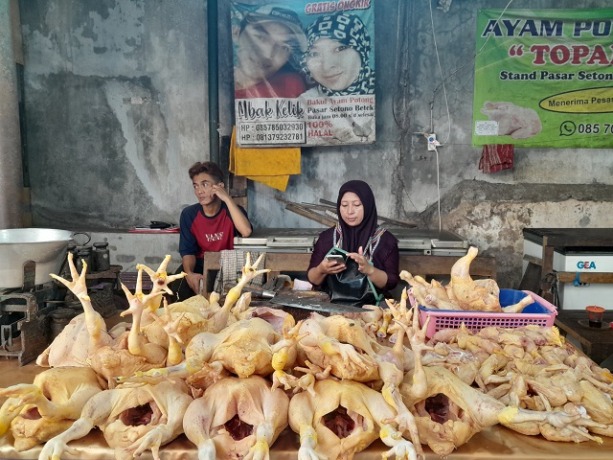 TERIMBAS EKSPOR: Penjual daging ayam menawarkan komoditas dagangannya di lapas Pasar Setonobetek, Kota Kediri. Stok daging ini menipis karena permintaan meningkat. (Foto: Emilia Susanti/JPRK)