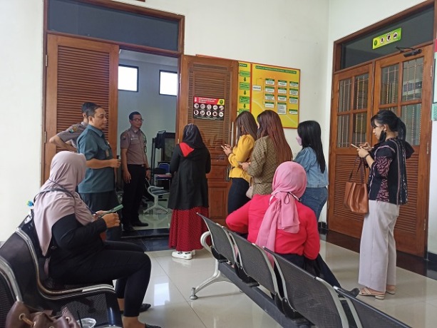 SIDANG TERTUTUP: Para saksi yang akan memberikan keterangan dalam kasus panti pijat plus memasuki ruang sidang PN Kota Kediri. (Foto: Habibah A. Muktiara/JPRK)