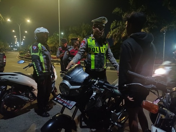 DITERTIBKAN: Petugas Satlantas Polres Kediri mengamankan pengendara sepeda motor yang melanggar aturan lalin dan terindikasi terlibat balap liar. (Foto: SATLANTAS POLRES KEDIRI For JPRK)
