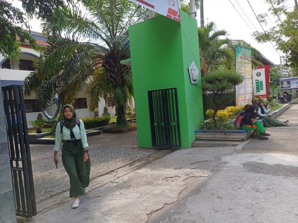PULANG SEKOLAH: Siswa SMAN 7 Kediri melintas di gerbang sekolah. Pulang setelah menyelesaikan kegiatan belajar. (Foto: Ayu Isma)