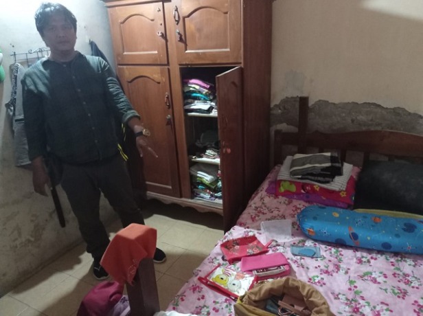 DIBOBOL MALING: Petugas kepolisian memeriksa kamar rumah warga yang kecurian di Dusun Santren, Desa Puhjajar, Kecamatan Papar kemarin. (Foto: Polsek Papar Untuk JPRK)