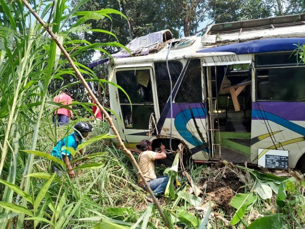 DIBUTUHKAN: Warga mendatangi lokasi bus yang biasa ditumpangi pelajar yang terguling di Dusun Jatiwekas, Desa Kedawung, Kecamatan Mojo. (Foto: Emilia Susanti/JPRK)
