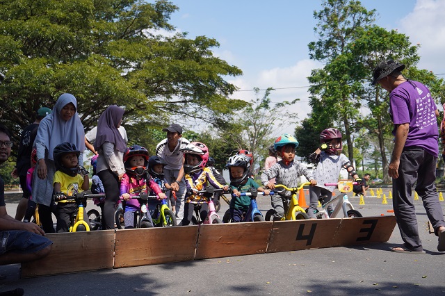 LINCAH : Bocah-bocah anggota Jayabaya Push Bike berlatih di area GOR Jayabaya Kota Kediri Minggu (11/6). (Foto: Habibah A. Muktiara)