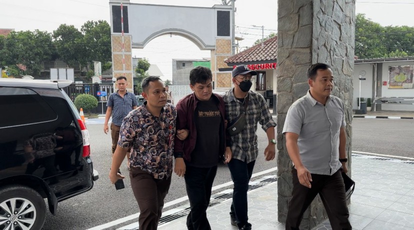 UJUNG PELARIAN: Tim Tabur Kejari Kabupaten Kediri menggelandang Dwi Santoso, terpidana kasus suap yang menjadi DPO, ke kantor kejari. (Foto: KEJAKSAAN NEGERI KABUPATEN KEDIRI For JPRK)