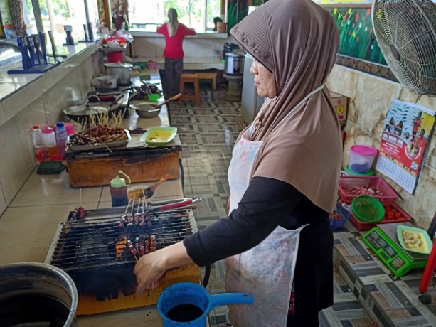 LEZAT : Tidak hanya di goreng, ikan lele juga dapat dimasak dengan cara dibakar hingga diolah menjadi berbagai jenis sajian. (Foto: Habibah A. Muktiara/JPRK)