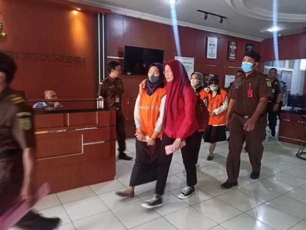 TERSANGKA : Empat tersangka kasus obat penyebab gagal ginjal akut dilimpahkan ke Kejari Kota Kediri kemarin. (Foto: Habibah A. Muktiara)