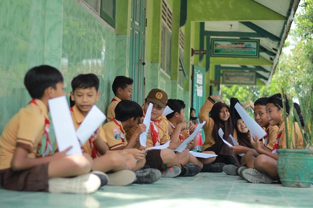 RIANG: Siswa SDN 2 Sumberejo, Ngasem belajar bersama. Disdik akan mendirikan SMPN 2 Ngasem di sini. (Foto: Andhika Attar/JPRK)