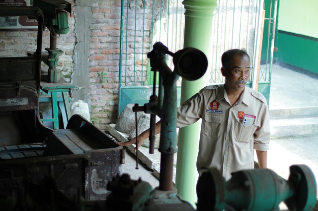 MASIH TERAWAT: Budi Hartoyo mengecek kondisi peralatan peninggalan ST Pare di SMPN 4 Pare. (Foto: Andhika Attar/JPRK)
