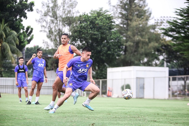 KONDISI MEMBAIK: Simen Lyngbo kembali mengikuti latihan bersama skuad Macan Putih setelah sempat kebugarannya menurun.