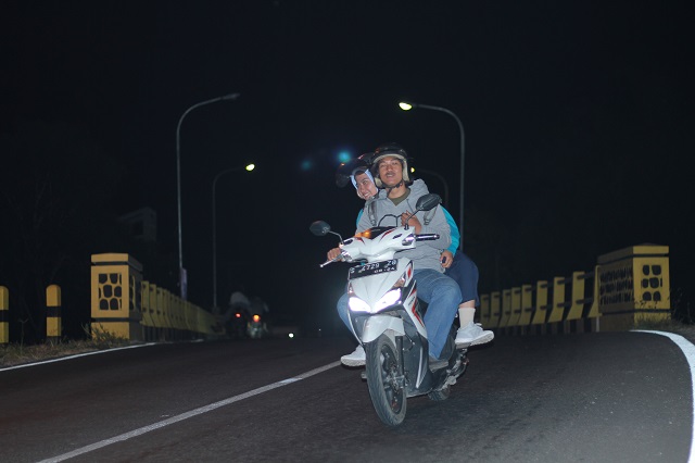 GELAP: PJU di jembatan Ngadi, Kecamatan Mojo yang menghubungkan Kabupaten Kediri dan Tulungagung mati. Kondisi ini membuat warga resah. (Foto: Andhika Attar)