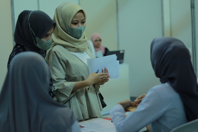 CARI KERJA: Salah seorang pengunjung bursa kerja di Covention Hall Simpang Lima Gumul (SLG) sedang melamar kerja. (Foto: Andhika Attar/JPRK)
