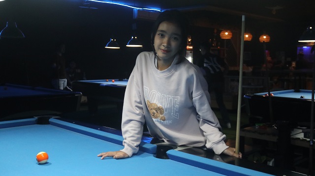 PIAWAI: Aura Avryla berhasil meraih medali emas cabor biliar di Porprov Jatim. (Foto: Karen Wibi/JPRK)