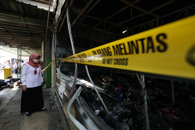 TUNGGU PENYIDIKAN: Kepala Disdag Kabupaten Kediri Tutik Purwaningsih mengecek lapak di Pasar Gringging yang terbakar Selasa (30/5) dini hari lalu. (Foto: Wahyu Adji)