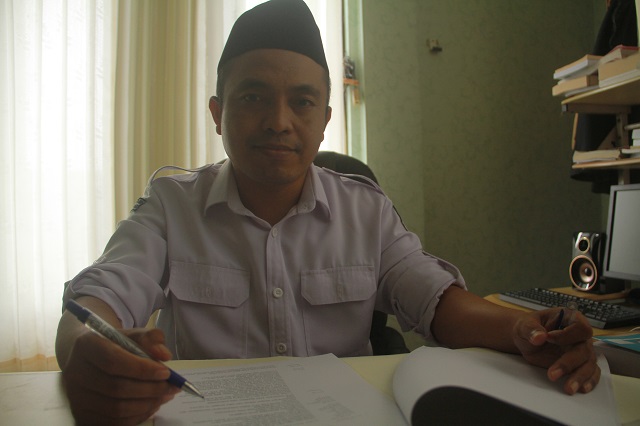 CEK BERKAS: Ketua KPU Kabupaten Nganjuk Pujiono saat berada di kantornya. Tercatat, ada lima kepala desa di Kota Angin maju sebagai bacaleg di DPRD Kabupaten Nganjuk..