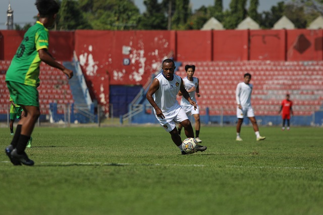 MASA PEMULIHAN: Pemain Persik Kediri Ferinando Pahabol saat melakukan latihan di Stadion Brawijaya. Minggu ini Pahabol diharapkan segera sembuh dari cedera.