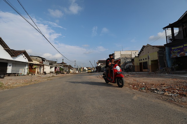 PENINGKATAN JALAN: Seorang pengendara sepeda motor saat melintas di jalan raya Desa Jongbiru, Kecamatan Gampengrejo