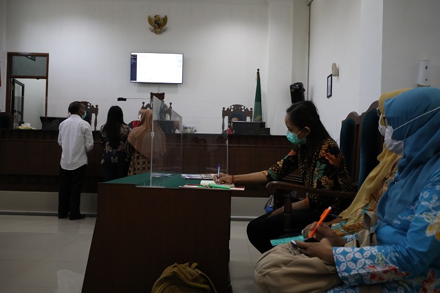 PERDANA: Sebanyak 10 penggugat menghadiri sidang perdata kasus permintaan ganti rugi bangunan di Perumahan Persada Sayang yang digusur, di PN Kota Kediri kemarin. (Foto: Wahyu Adji)