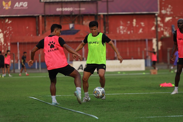 ASAH KETAJAMAN: Pemain Persik Kediri Bayu Otto saat beradu bola pada latihan. Jelang lawan PSM Makassar, pelatih Marcelo Rospide ingin striker lebih haus gol.
