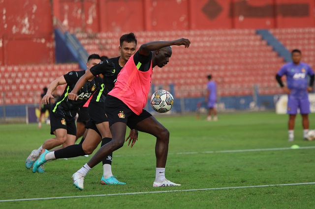 TINGKATKAN KETAJAMAN: Striker Persik Kediri Flavio Silva saat menahan bola dalam latihan yang digelar di Stadion Brawijaya kemarin.
