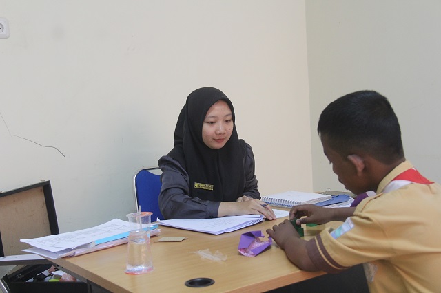 LOLOS SELEKSI: Pendaftar jalur inklusi mengikuti asesmen di IAIN Kediri. Puluhan pendaftar jalur ini diterima semua. (Foto: Ayu Isma)