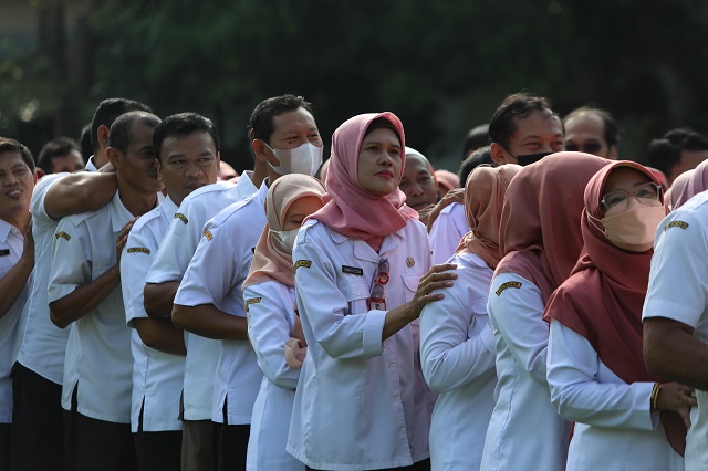 ABDI NEGARA: ASN di Kabupaten Kediri berbaris pada hari pertama masuk setelah lebaran (26/4). (Foto: Wahyu Adji)