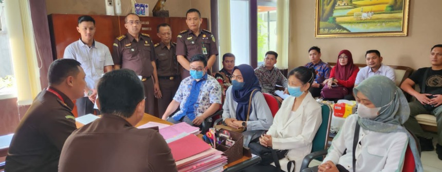TERSANGKA: Direktur PT AFI Farma Arief Prasetya Harahap saat pelimpahan tahap II di Kejari Kota Kediri (6/6). (Foto: Dokumen Kejari Kota Kediri)