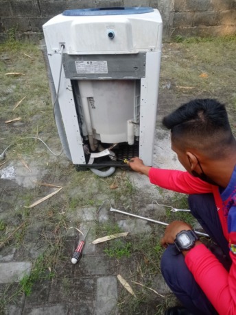 Proses pengambilan ular di Rejoso (sanca) dan di Kertosono (viper hijau) (Foto: Damkarmat Kabupaten Nganjuk for JPRK)