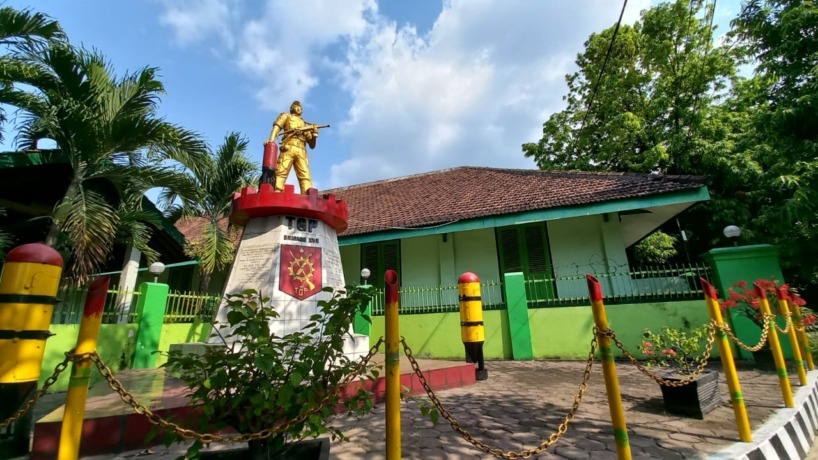 PENANDA SEJARAH: Monumen TGP dibuat di pojok SMPN 4 Pare. (Foto: Andhika Attar)