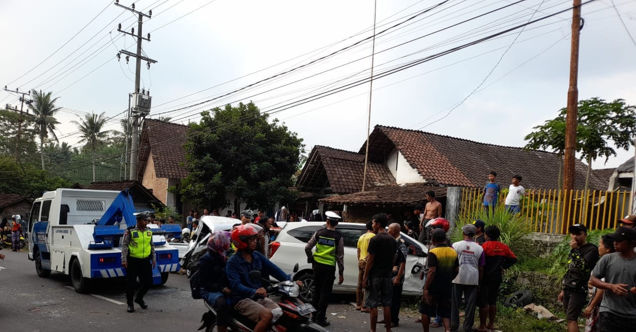 RUSAK PARAH: Kondisi mobil Calya yang mengalami rusak parah setelah terlibat kecelakaan dengan mobil pikap di Jalan Dewi Sartika, Dusun Prasian, Desa Jatian, Kecamatan Pakusari, kemarin (19/6).