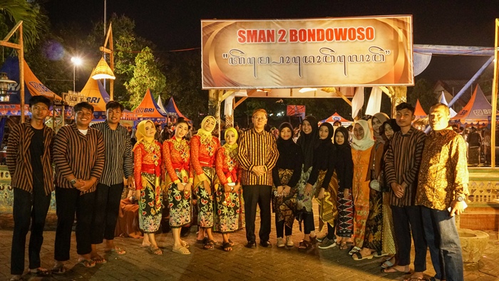 TRADISIONAL: Siswa dan guru SMADA foto bersama di acara puncak P5 yang mengusung tema Bondowoso Tempoe Doeloe. Acara ini berlangsung selama dua hari, 16-17 Juni 2023.