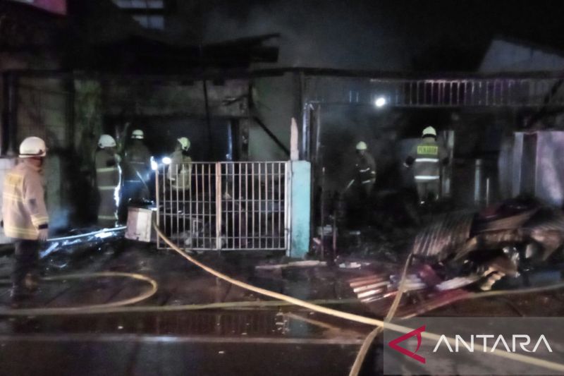 Petugas pemadam kebakaran tengah memadamkan api yang menghanguskan dua bangunan di Kelurahan Klender, Kecamatan Duren Sawit, Jakarta Timur, Selasa (20/6/2023).