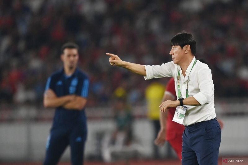 Pelatih Timnas Indonesia Shin Tae-yong (kanan) memberikan instruksi disaksikan pelatih Timnas Argentina Lionel Scaloni (kiri) saat laga persahabatan FIFA Matchday di Stadion Utama Gelora Bung Karno, J