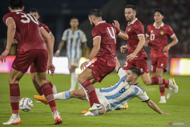 Pesepak bola Timnas Argentina Julian Alvarez (tengah) mencoba melewati hadangan pesepak bola Timnas Indonesia saat pertandingan FIFA Matchday di Stadion Utama Gelora Bung Karno, Jakarta, Senin (19/6/2