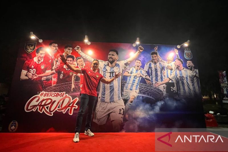 Anggota Komisi x DPR RI Putu Supadma Rudana berpose setelah menyaksikan pertandingan FIFA Match Day Indonesia melawan Argentina di Stadion Utama Gelora Bung Karno, Jakarta, Senin (19/6/2023).