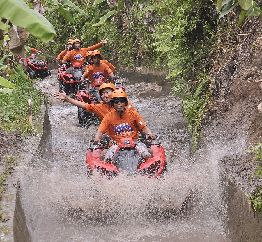 MENANTANG: Karyawan Radar Jember bermain ATV di Gianyar, Bali. Dalam kesempatan itu, mereka menaklukkan banyak rintangan termasuk medan sungai dan terowongan.