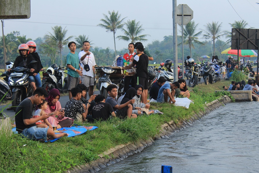JADI JUJUKAN: Muda-mudi berbondong-bondong menikmati kopi lesehan di Jalan Raya Bedadung, Desa Bedadung, Kecamatan Pakusari, setiap sore.